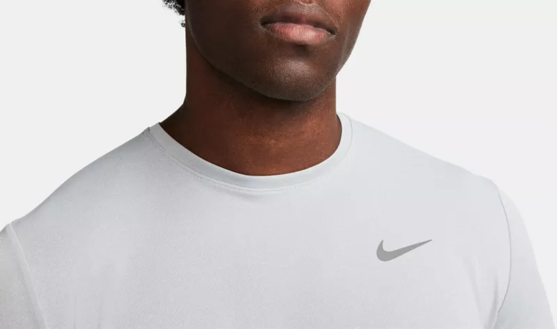 Мужская беговая рубашка с короткими рукавами Nike Dri-FIT UV Miler, цвет Grey Fog — фото 4