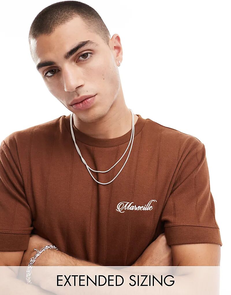 

Футболка коричневого цвета с вышивкой города на груди ASOS DESIGN