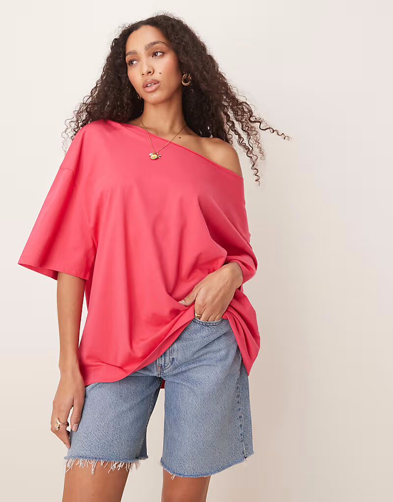 

Футболка свободного кроя с открытыми плечами ASOS DESIGN в малиновом цвете