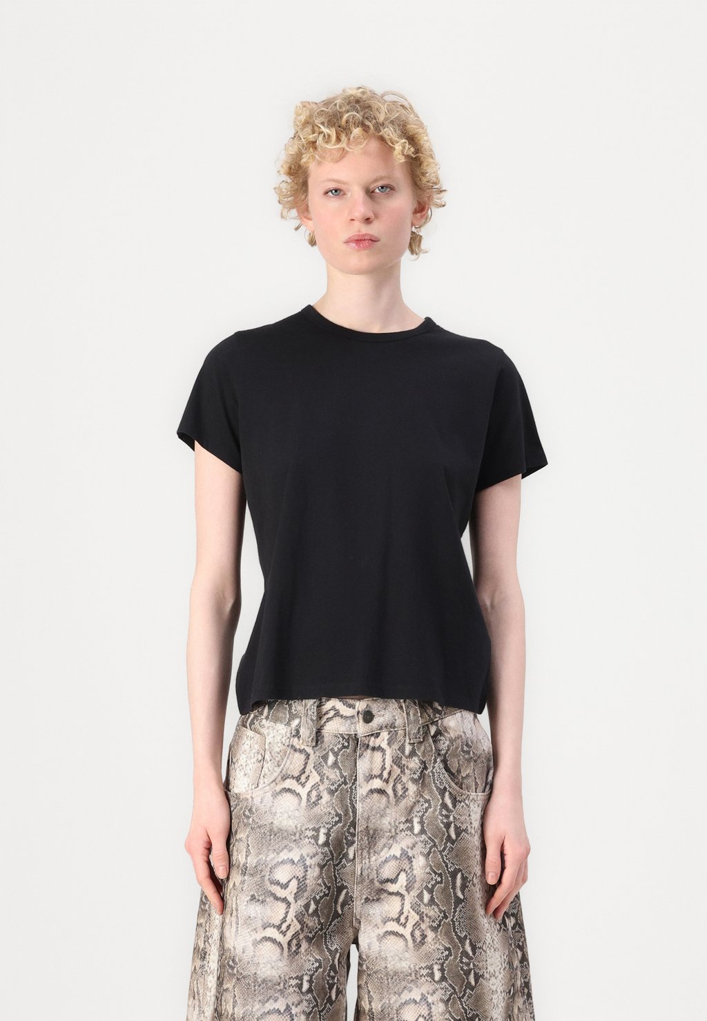 

Базовая футболка JAN WEIGHT BODYSKIMMING TUCKABLE TEE Abercrombie & Fitch, черный