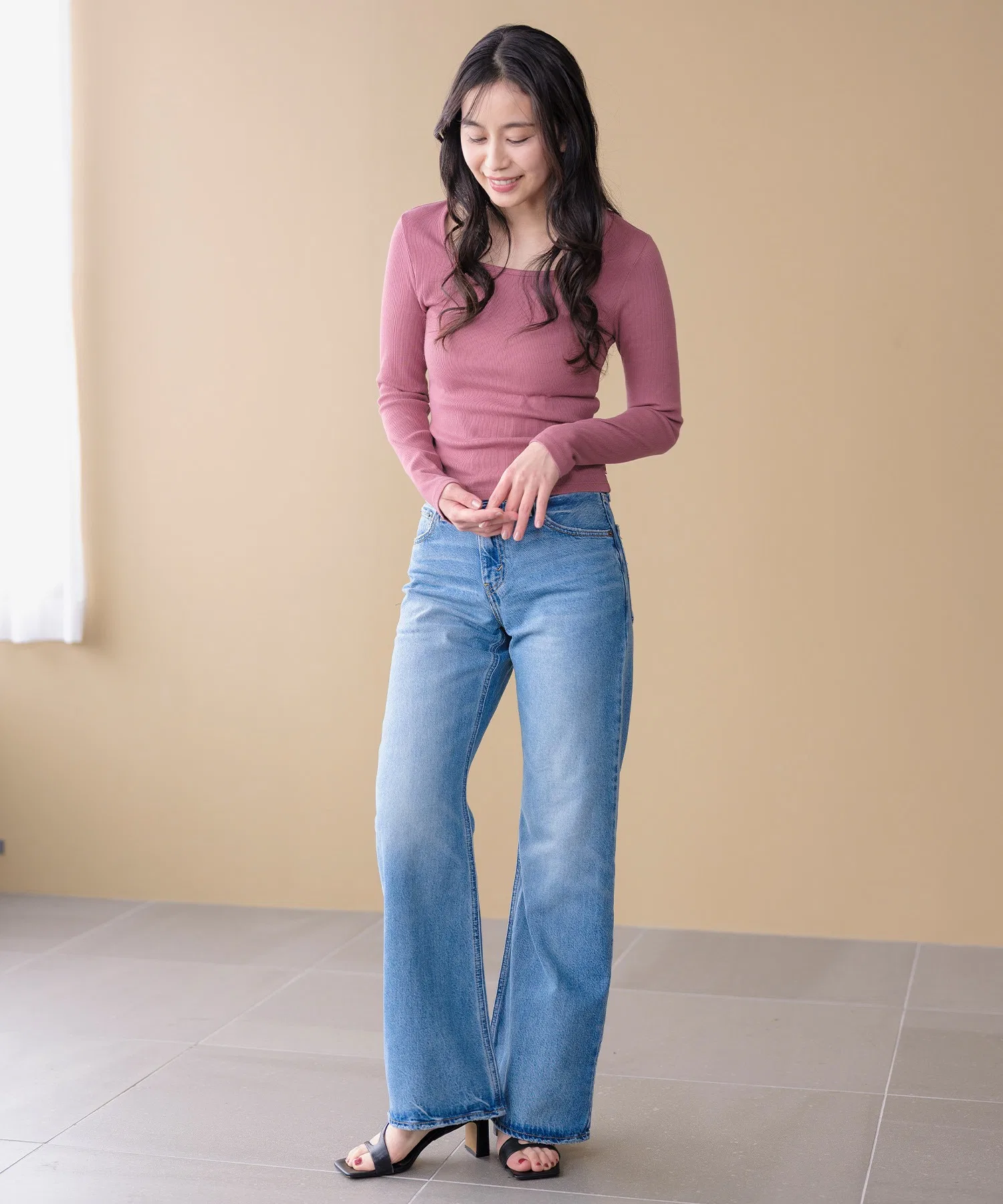 Женская футболка Levi's с квадратным вырезом и длинным рукавом фиолетового цвета — фото 2