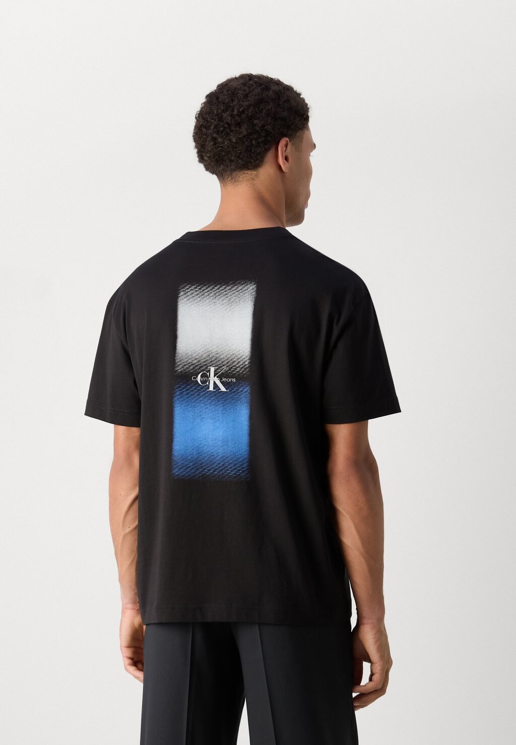 

Футболка с принтом GRADIENT FADE MONOLOGO TEE Calvin Klein, черный