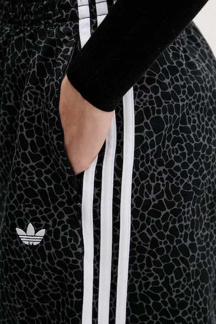 Материаловые брюки с принтом Adidas Originals, черный — фото 4