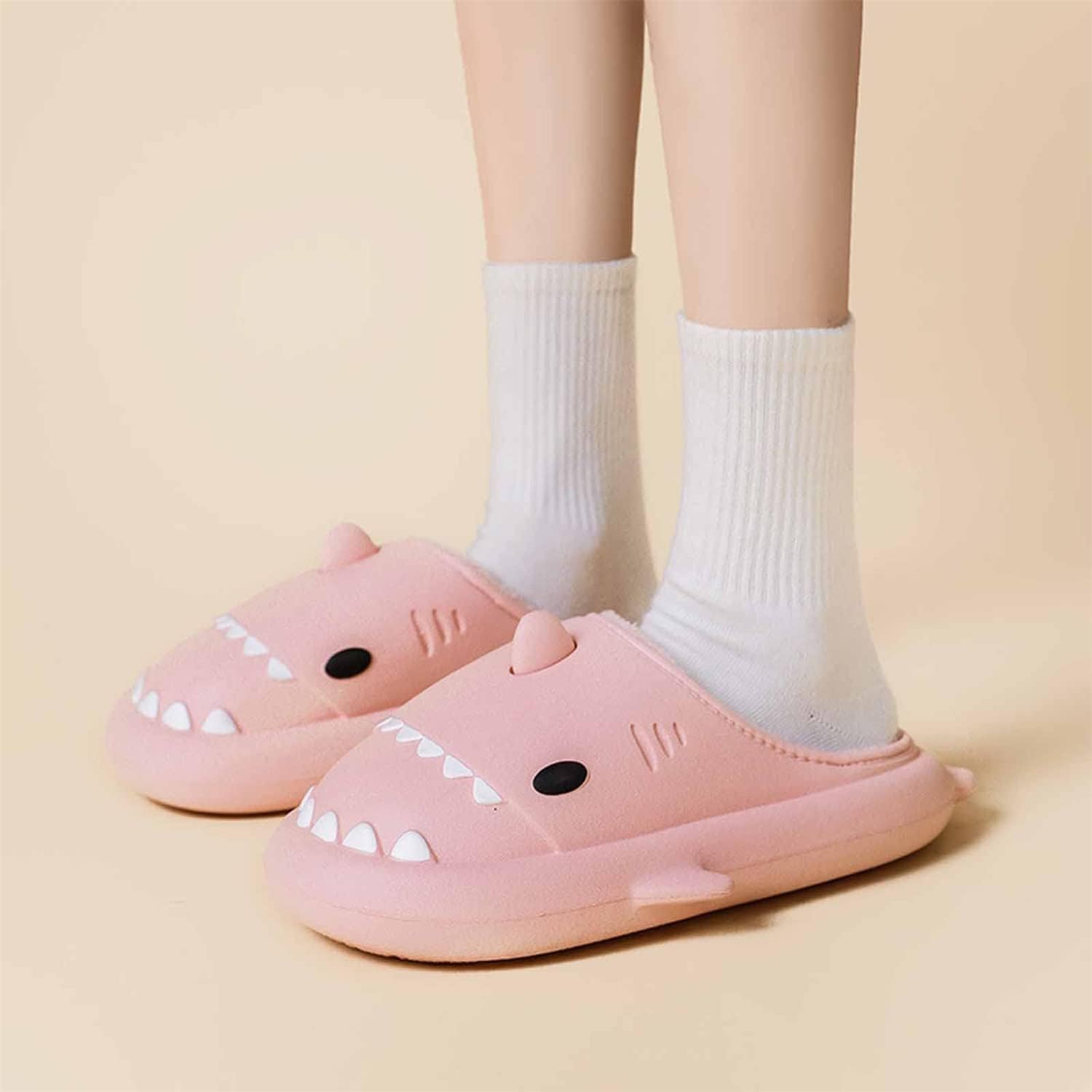 Зимние пушистые тапочки Shark Slides с изображением акулы, зимние тапочки Cloud Slides с акулой для взрослых, нескользящие пушистые тапочки Quroxo, розовый — фото 2