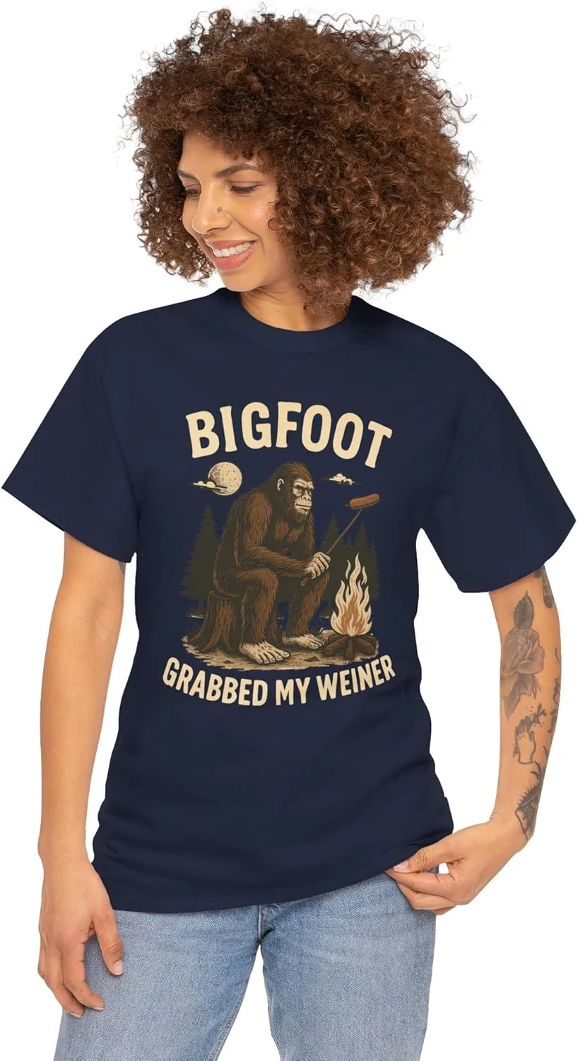 Футболка с принтом "Bigfoot Grabbed My Weiner" и с изображением сасквоча у костра, посвященная национальным лесам и кемпингу в Аппалачах GENERIC, темно-синий — фото 4