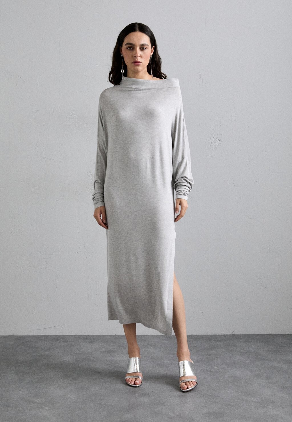 

Платье из джерси ALL IN ONE SIDE SLIT GOWN Norma Kamali, светло-серый