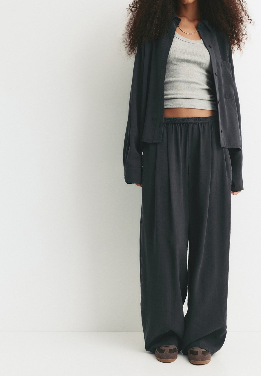 

Брюки PULL&BEAR DARTED , Dark Grey