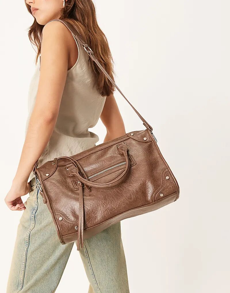 

Сумка-тоут Gina Tricot большого размера с заклепками и ремешком через плечо, темно-коричневого цвета