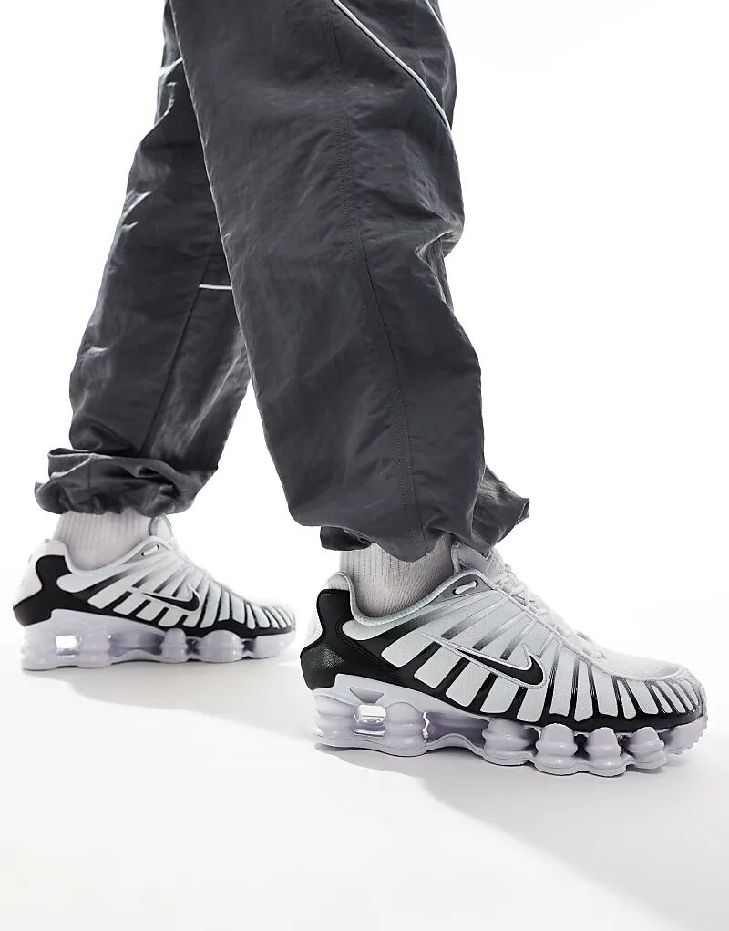 

Кроссовки Shox TL в цвете «белый металлик» и «черный металлик» Nike
