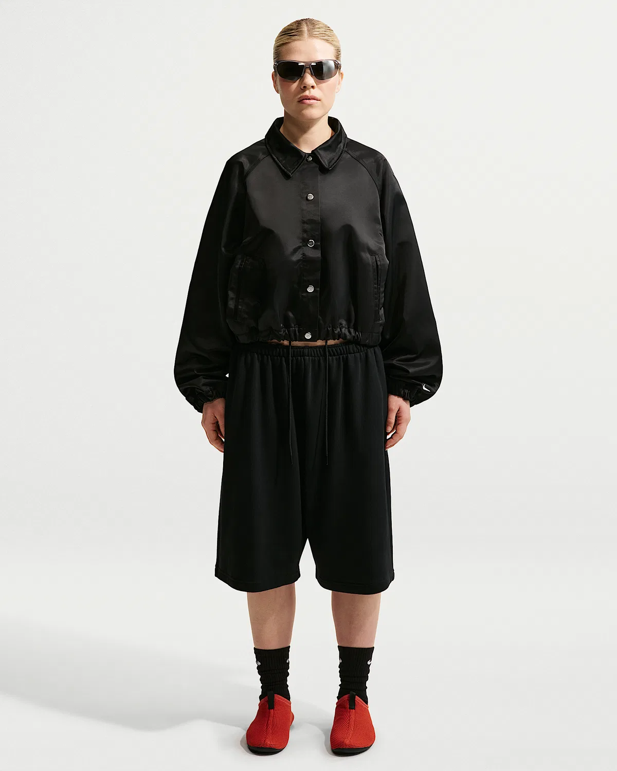 Женская оверсайз сатиновая куртка Nike Sportswear, Black/Sail — фото 4