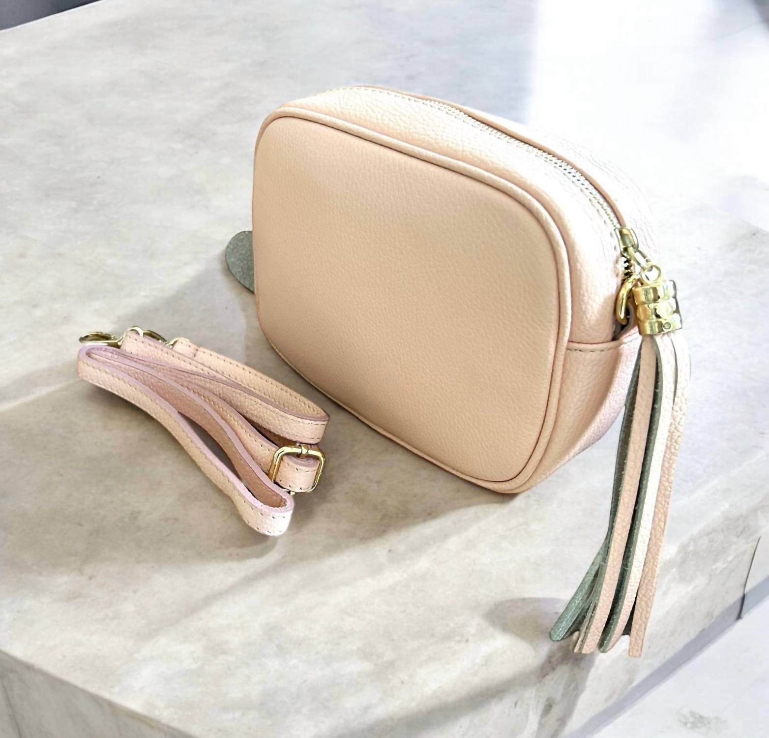 

Женская кожаная сумка-почтальон в нежно-розовом цвете Cadenza Italy