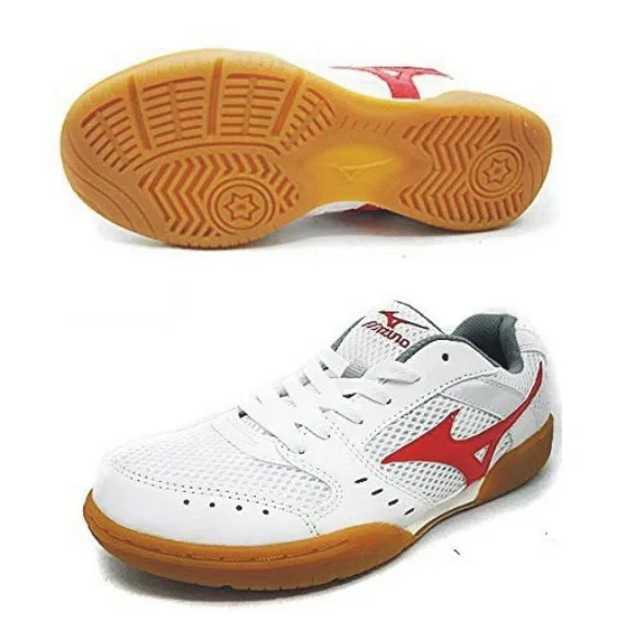 Спортивные кроссовки для зала от Mizuno