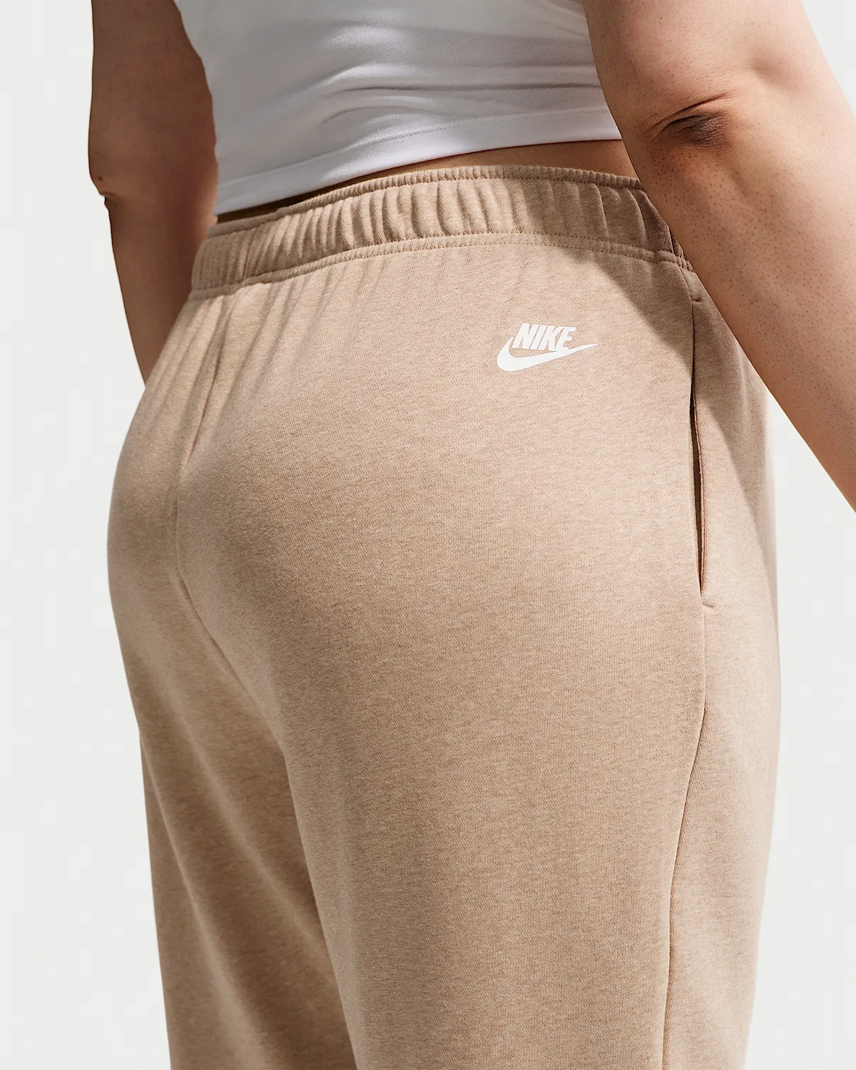 Женские спортивные штаны Nike Sportswear Club Fleece с принтом, средней посадки (плюс сайз), Linen/Heather/White — фото 3