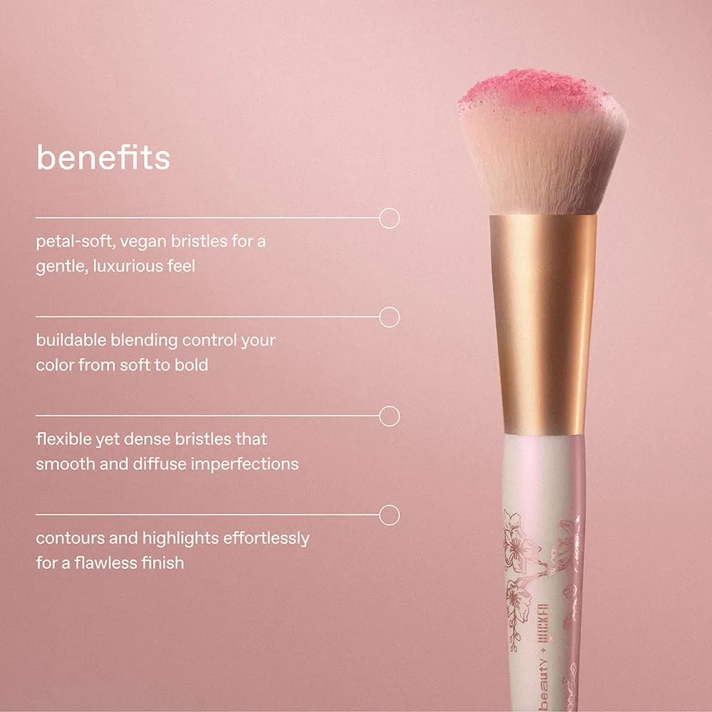 Кисть для румян rem beauty by Ariana Grande Wicked: For Good | Cherry Blossom | Мягкие, пушистые щетинки | Идеально подходит для наслаивания и растушевки | 1 шт., Black — фото 4