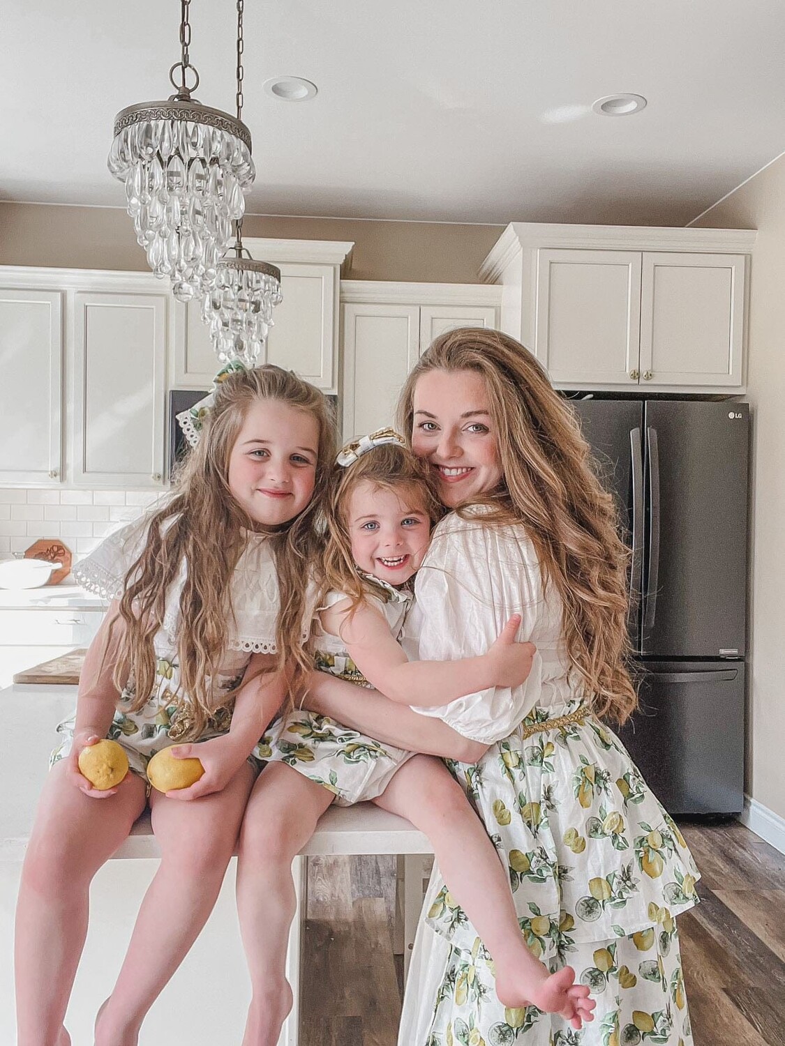 

Льняное платье для мам с принтом Amalfi Lemon Petite Maison Kids, белый
