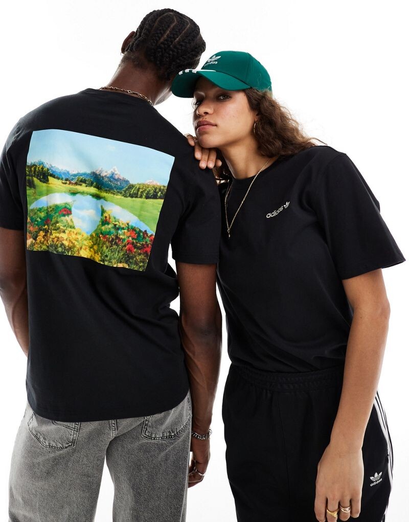 

Adidas Originals Unisex — черная футболка с принтом заката на спине