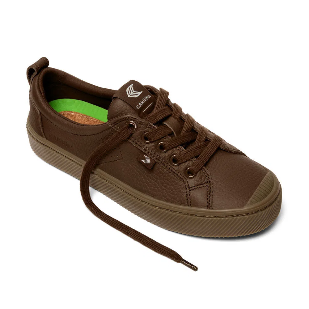 Мужские низкие кроссовки Oka Low Gumsole из премиальной кожи, кофейно-коричневые, от Cariuma — фото 2