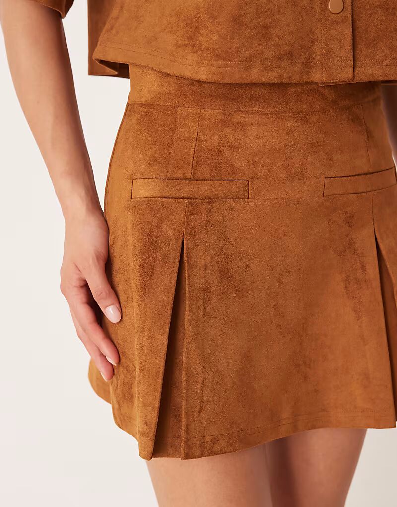 

Коричневая плиссированная мини-юбка из искусственной замши Asos Design