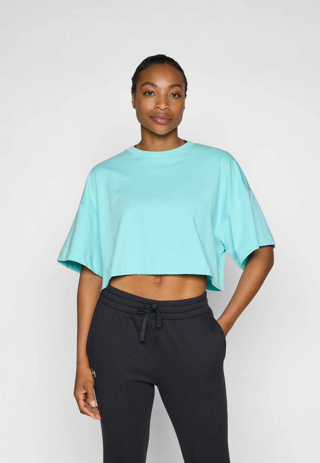 

Футболка с принтом CROPPED Stronger, цвет Basic Turquoise