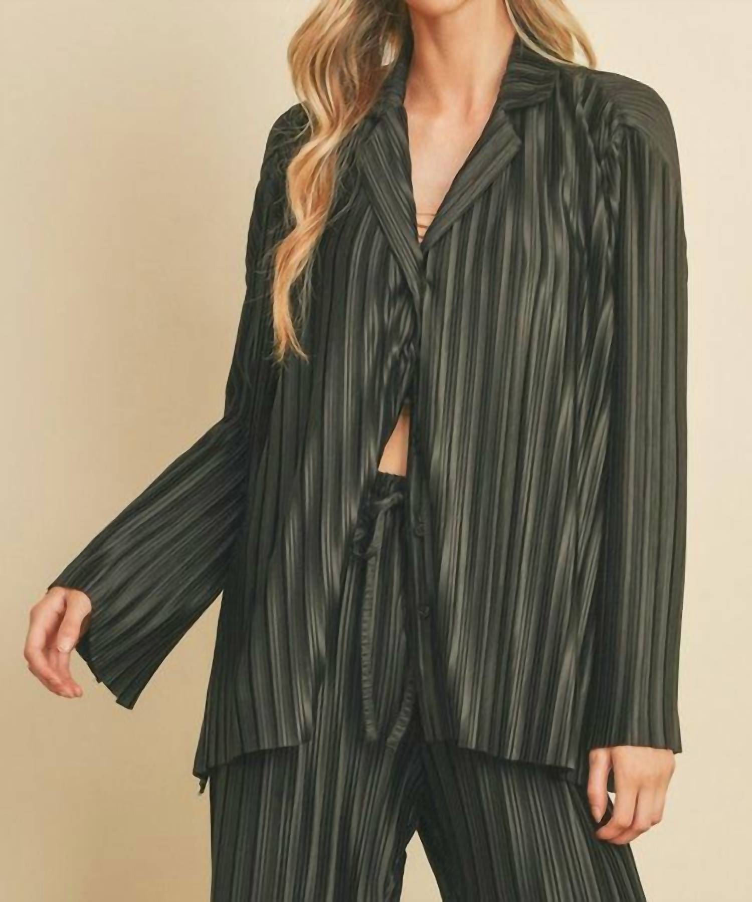 

Черная плиссированная блузка на пуговицах DRESS FORUM