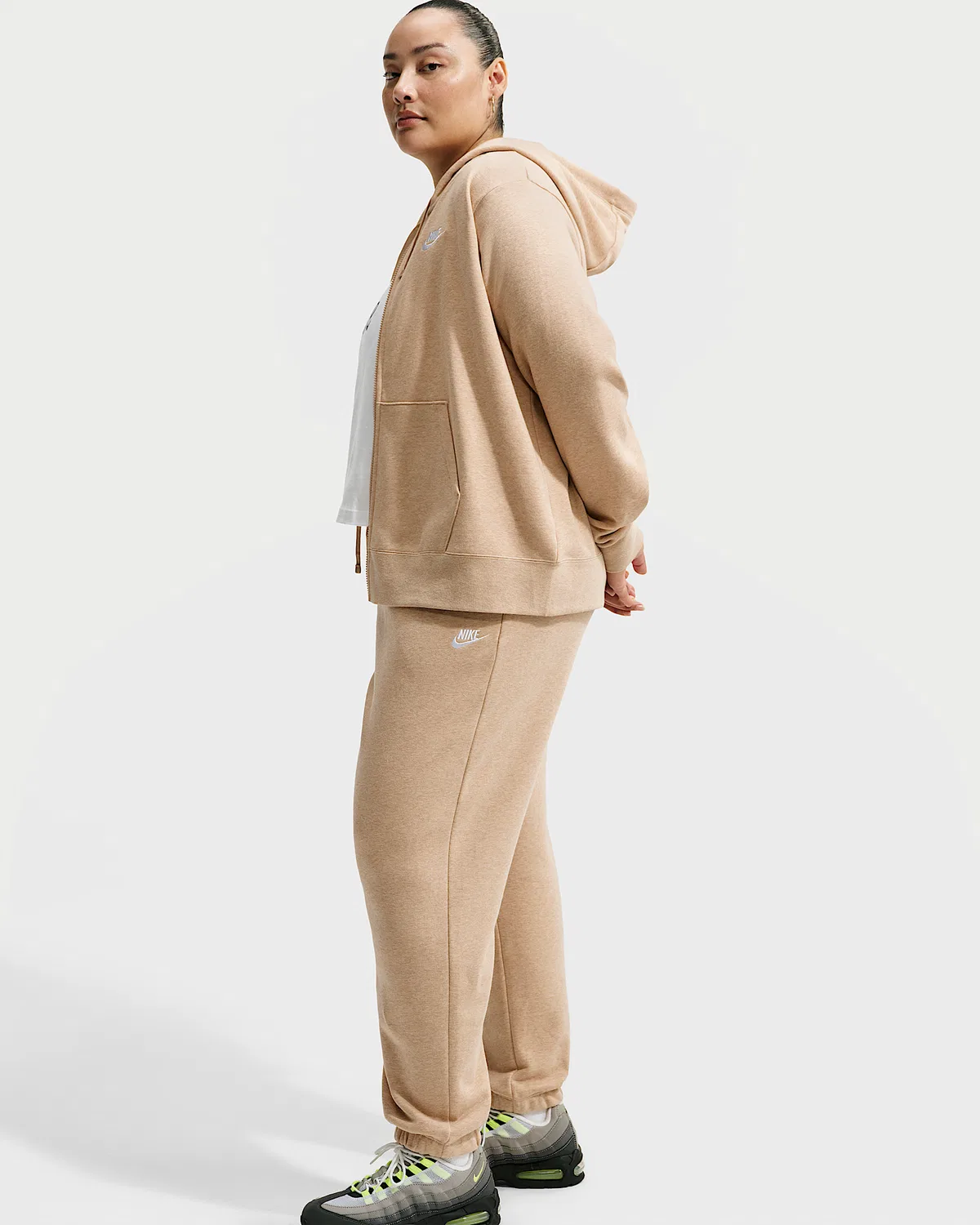 Женские спортивные штаны Nike Sportswear Club Fleece средней посадки оверсайз (Plus Size), Linen/Heather/White — фото 4
