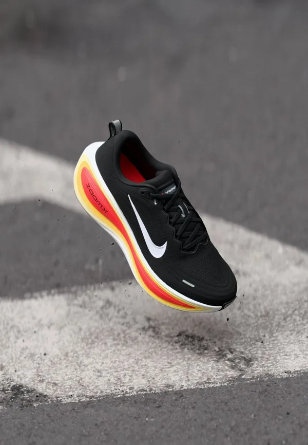 Кроссовки для бега по шоссе vomero plus Nike Performance, Black/White/Bright Crimson/Sail/Topaz Gold-Coloured/Alabaster