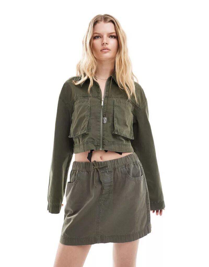 

Укороченная блузка цвета хаки с практичными карманами ASOS