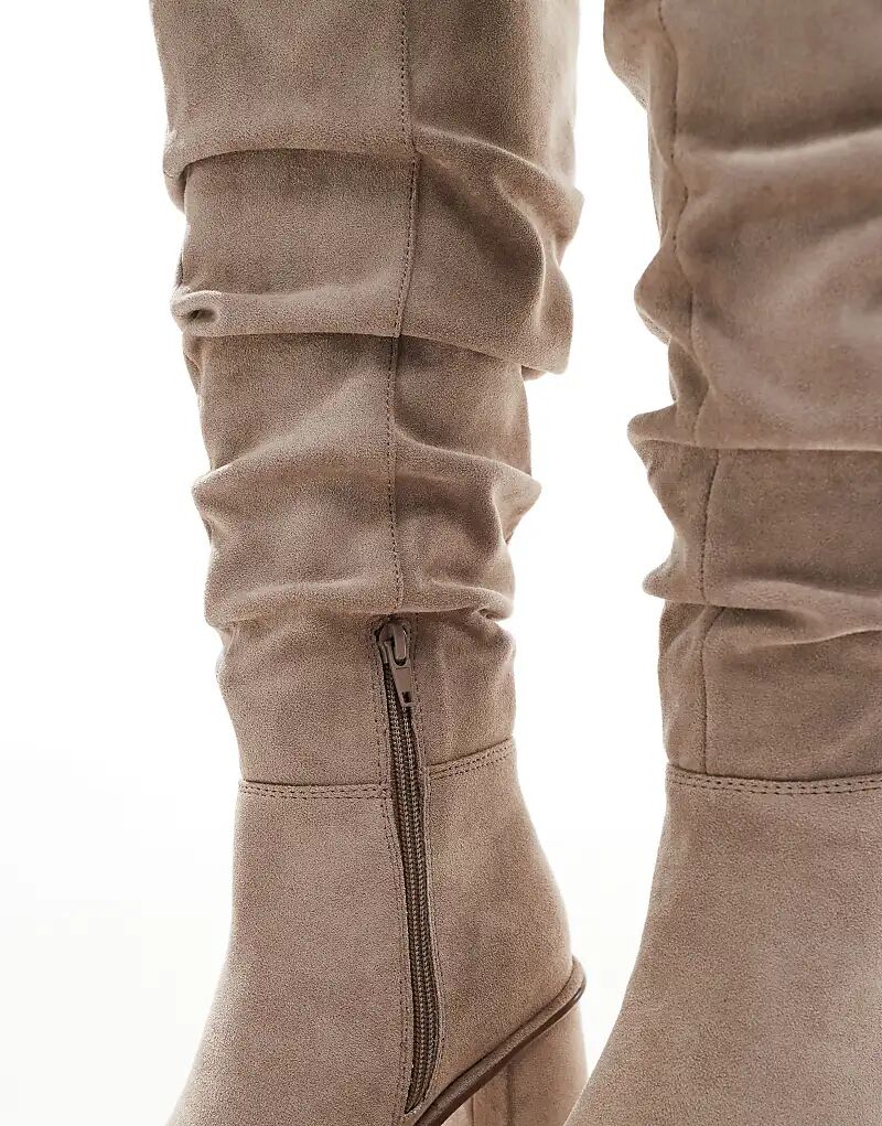 Сапоги до колена на блочном каблуке с оборками от schuh Daria в серо-коричневом цвете — фото 3