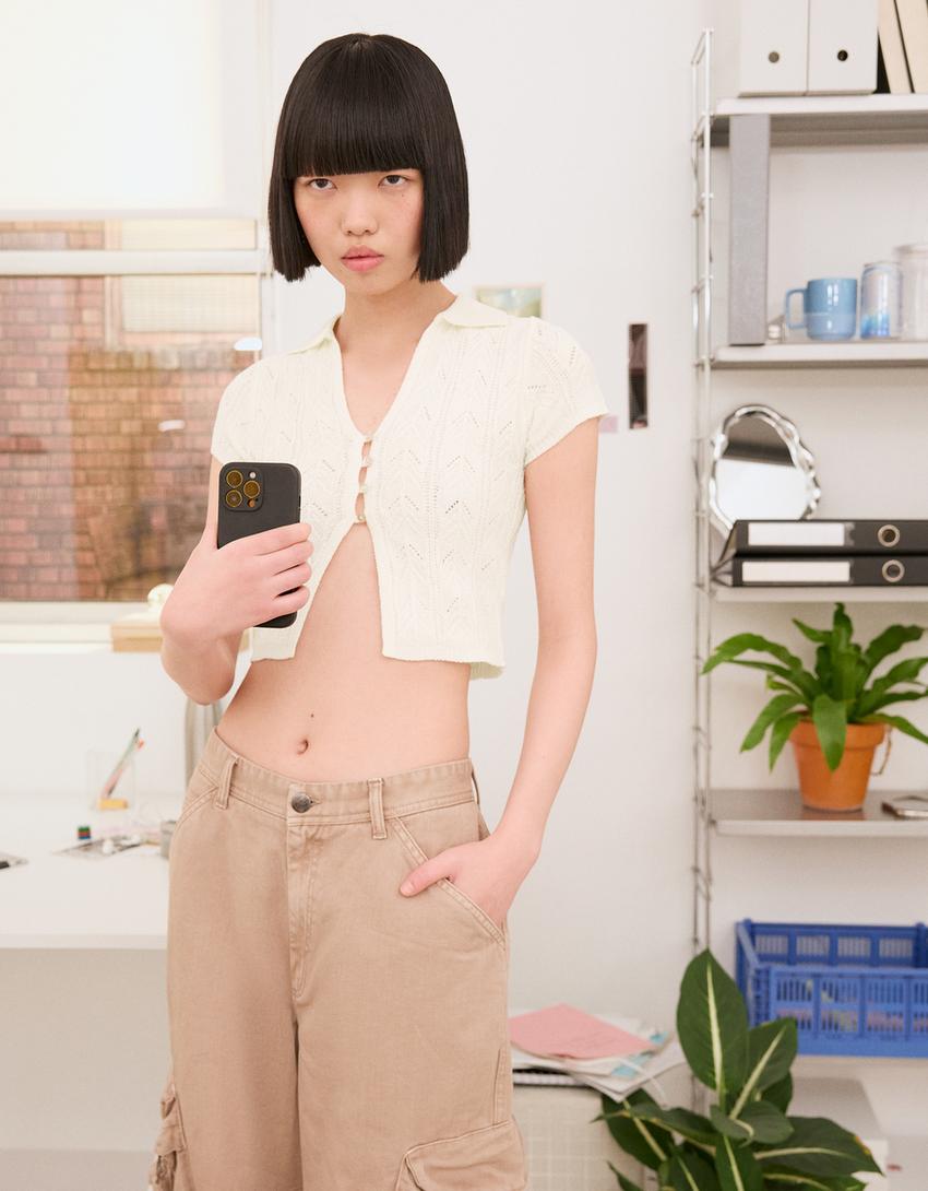 

Ажурная футболка с коротким рукавом и пуговицами Bershka, бежевый