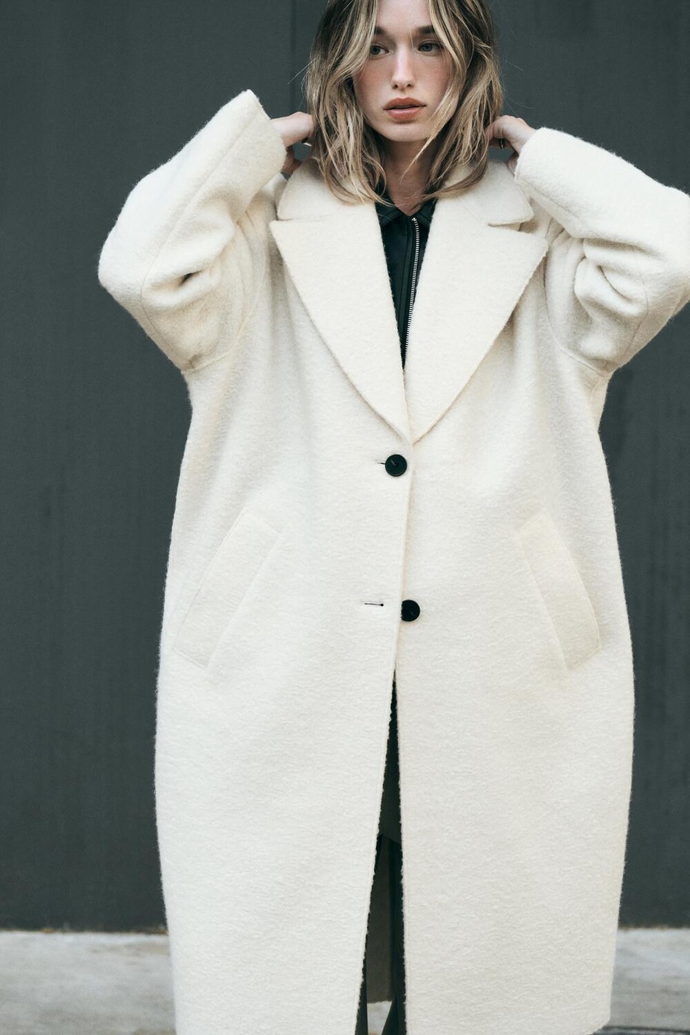 

Пальто из букле ZARA, экрю
