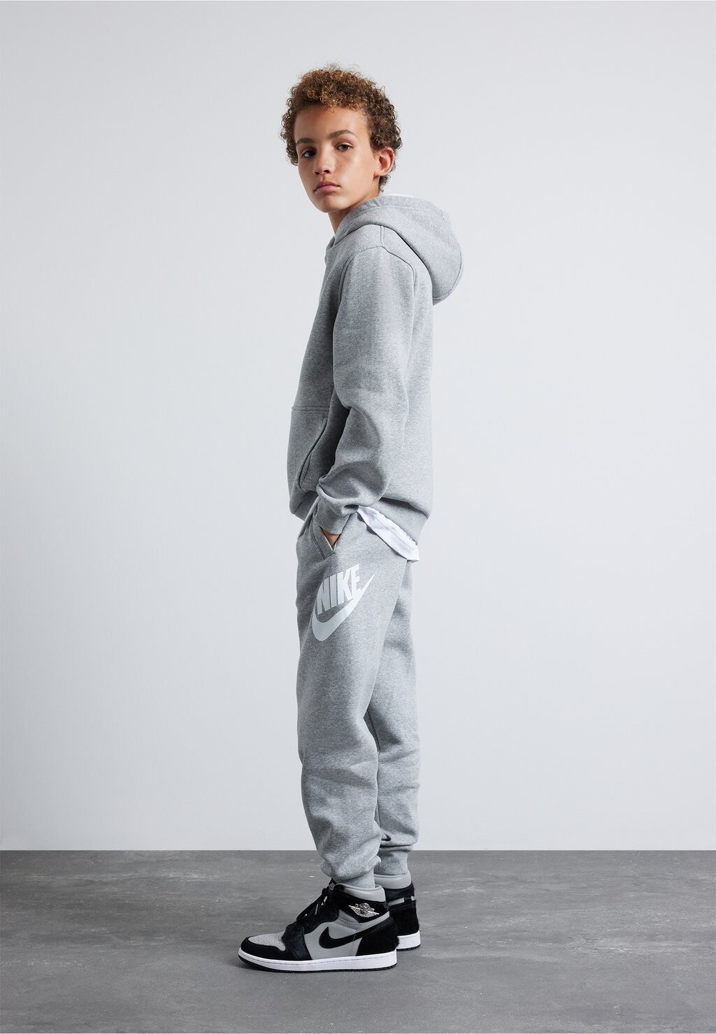 

Низ тренировочного костюма Club Unisex Nike, темно-серый вереск/базово-серый/белый