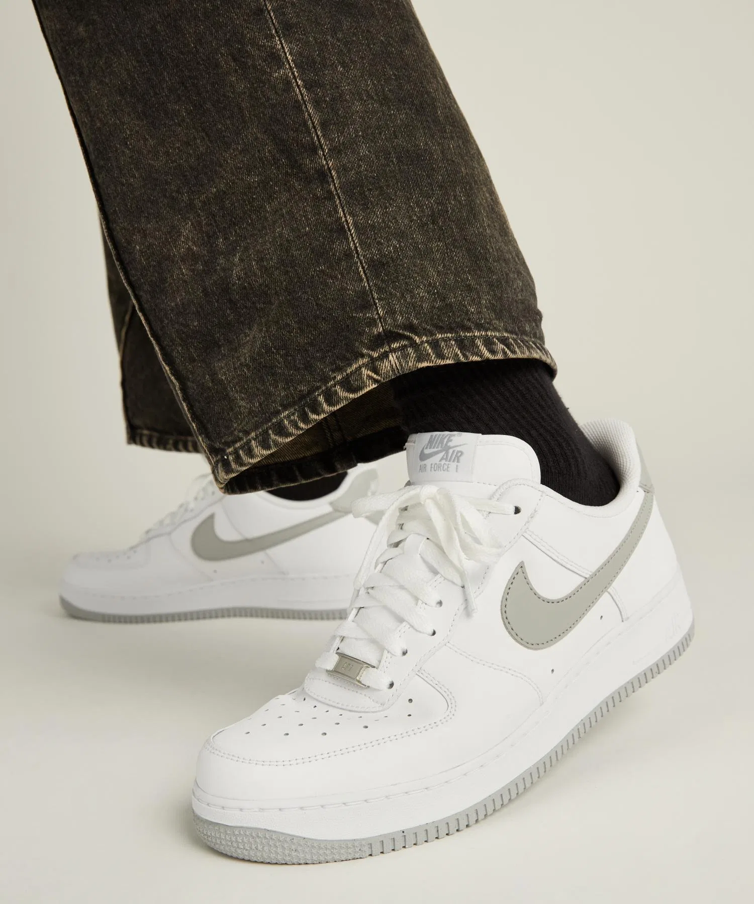 Мужские кроссовки Nike Air Force 1 '07 FJ4146-100 — фото 4