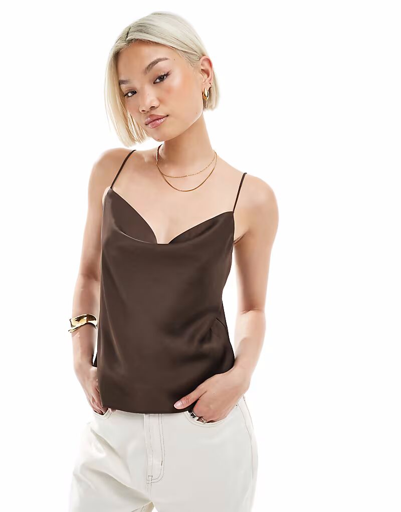 

Топ Stradivarius из атласа шоколадного цвета