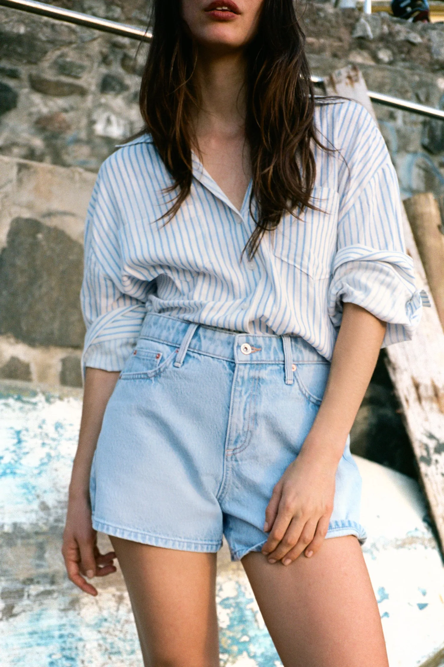 Z1975 шорты средней посадки, облегающие по фигуре (mom fit) Zara, светло-голубой — фото 2