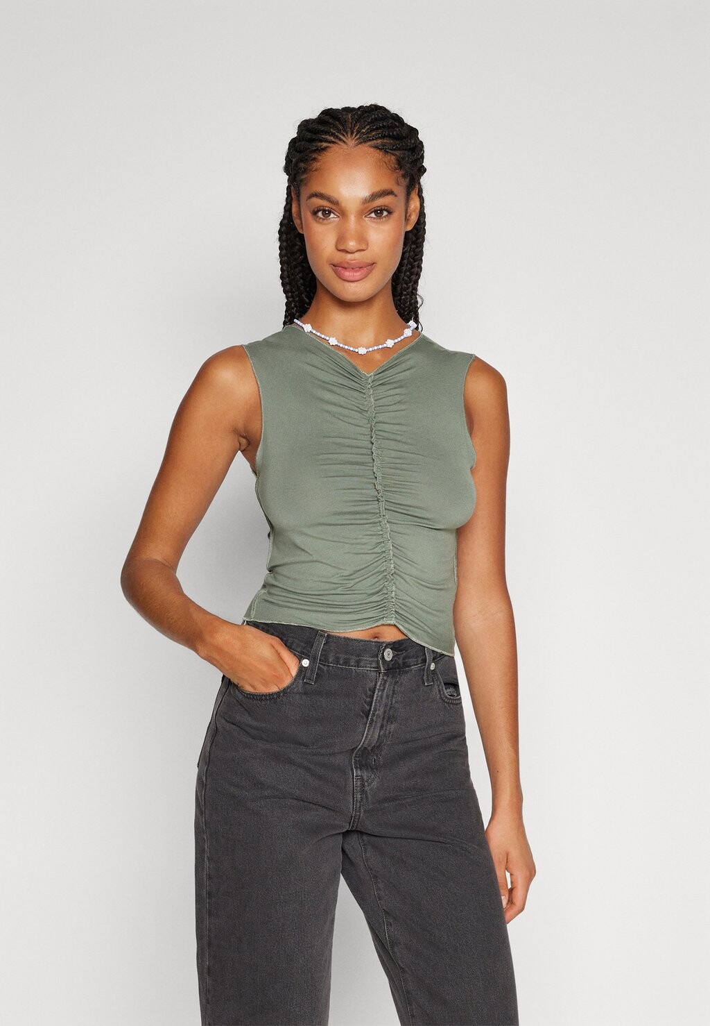 

Топ ПЕРЕДНЯЯ МАЙКА С РЮШАМИ BDG Urban Outfitters, хаки