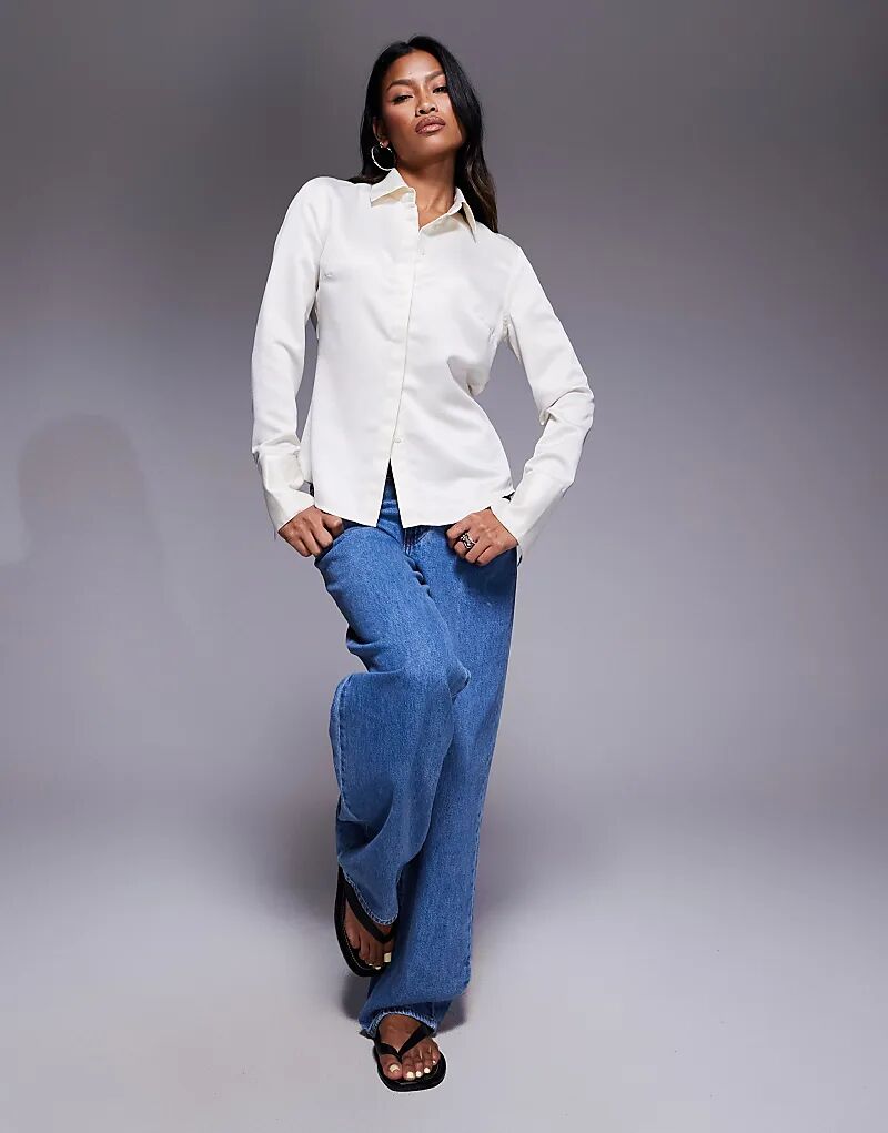 

Узкая атласная рубашка ASOS DESIGN бежевого цвета