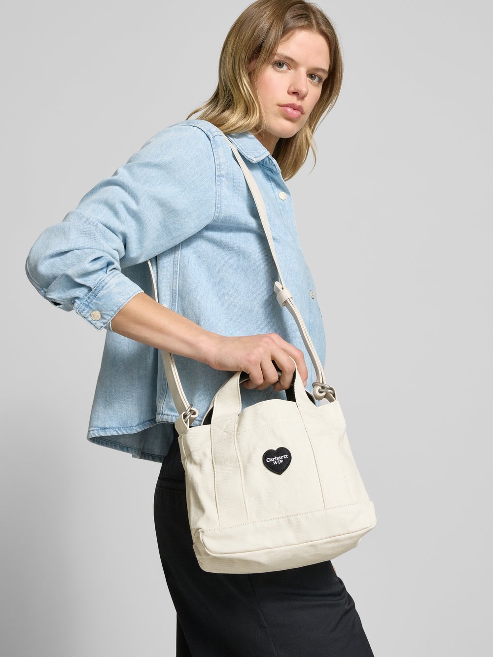 

Сумка с этикеткой, модель «W'Drewe Tote» Carhartt Work In Progress, экрю