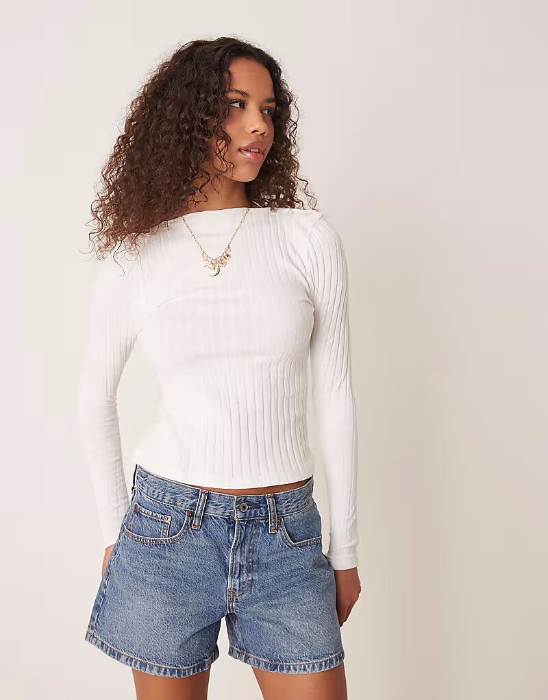 

Футболка ASOS DESIGN с длинными рукавами, вырезом-лодочкой, пуговицами и отделкой в ​​рубчик кремового цвета