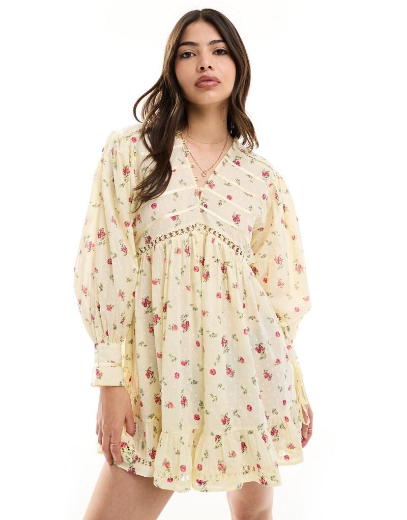 

ASOS DESIGN — Небольшой комбинезон с узором и кружевными вставками и широкие шорты