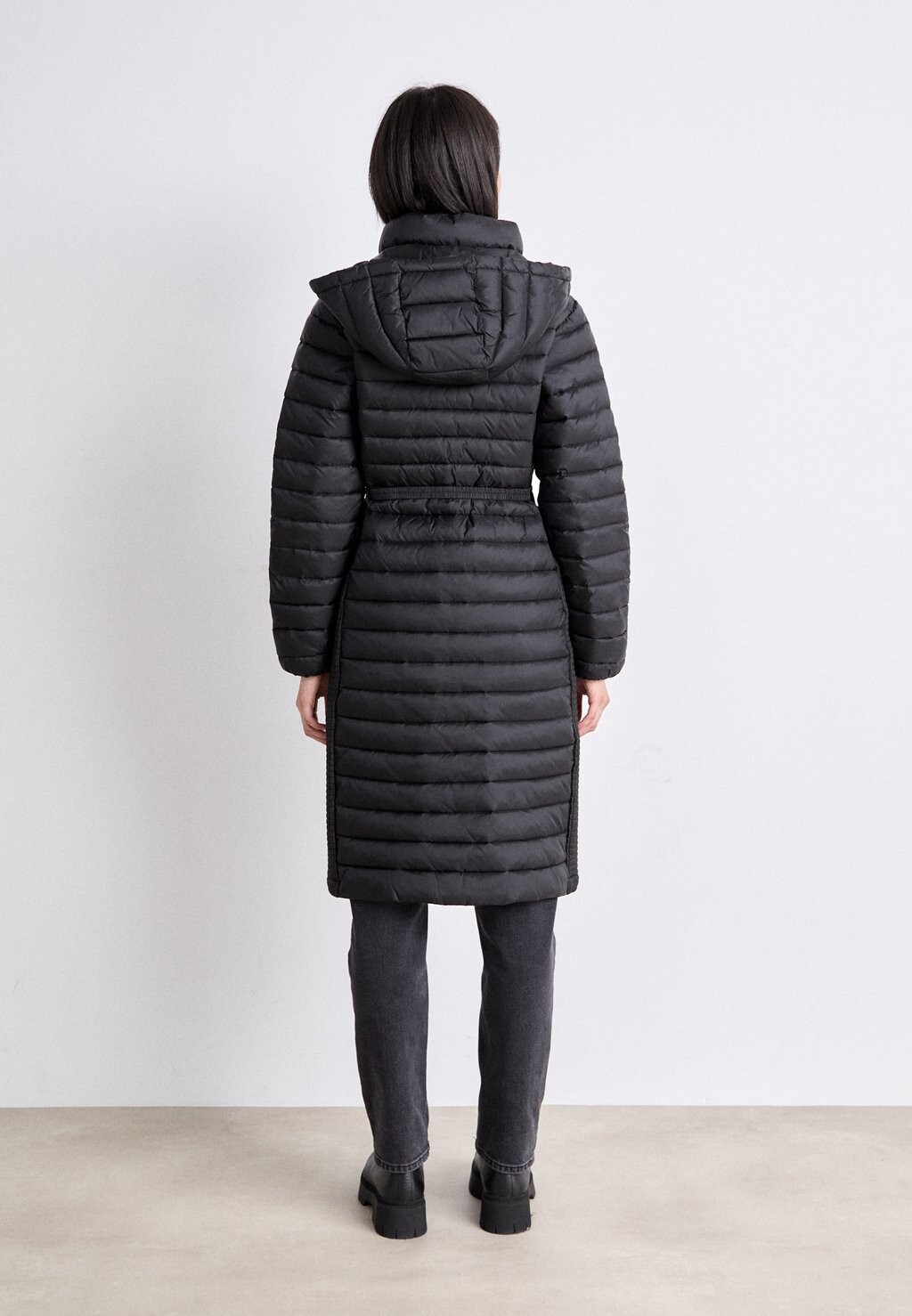

Зимнее пальто PADDED SMOCKING MIDI COAT Calvin Klein, черный