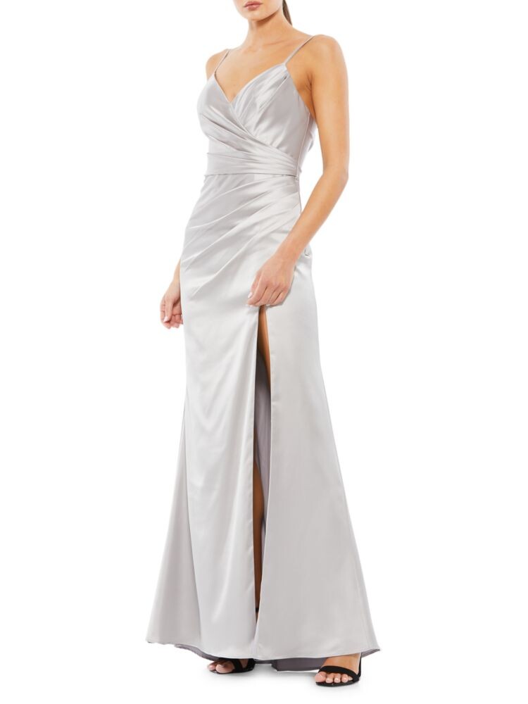 

Атласное платье с разрезом и драпировкой Mac Duggal, цвет Platinum
