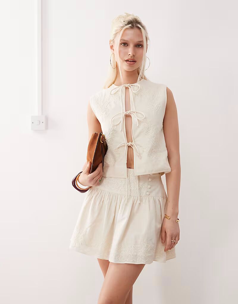 

Мини-юбка Limited Edition с заниженной талией и вышивкой жемчугом Reclaimed Vintage