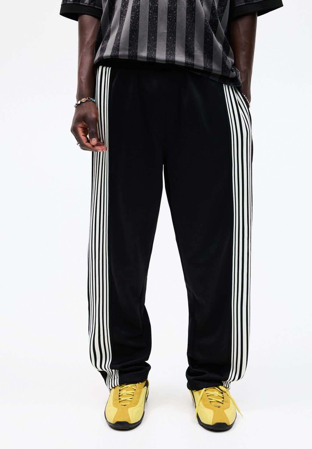 

Спортивные штаны JOGGER PULL&BEAR, черный