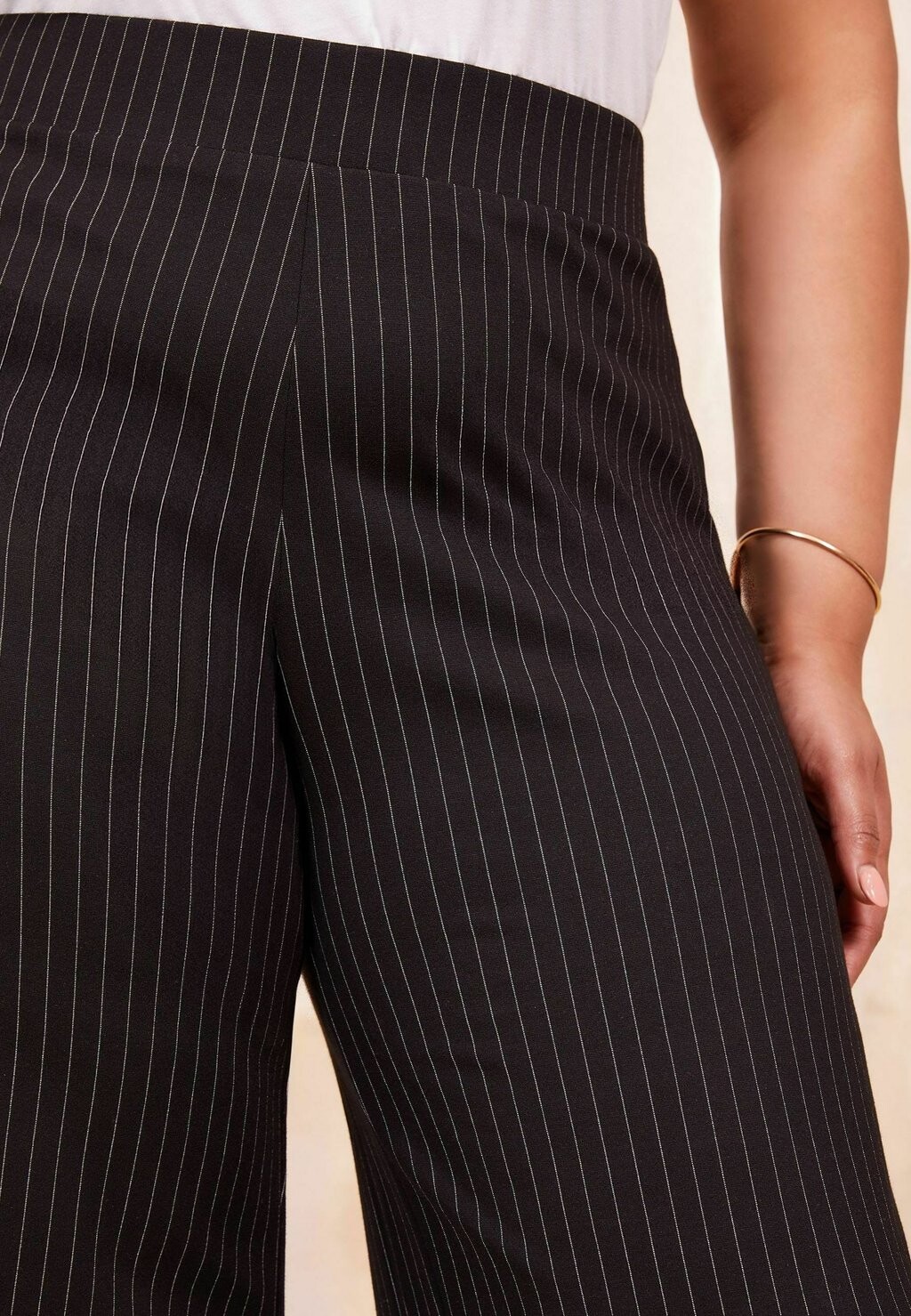 

Брюки PINSTRIPE PONTE TAILORED Curves Like These, серый