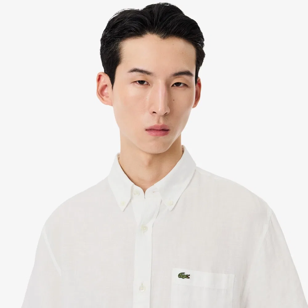 Мужская однотонная льняная рубашка с коротким рукавом белого цвета от Lacoste — фото 2