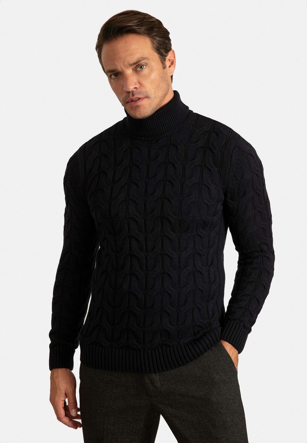 

Джемпер NARROW FIT TURTLE NECK PULLOVER Jacey Quinn, цвет black