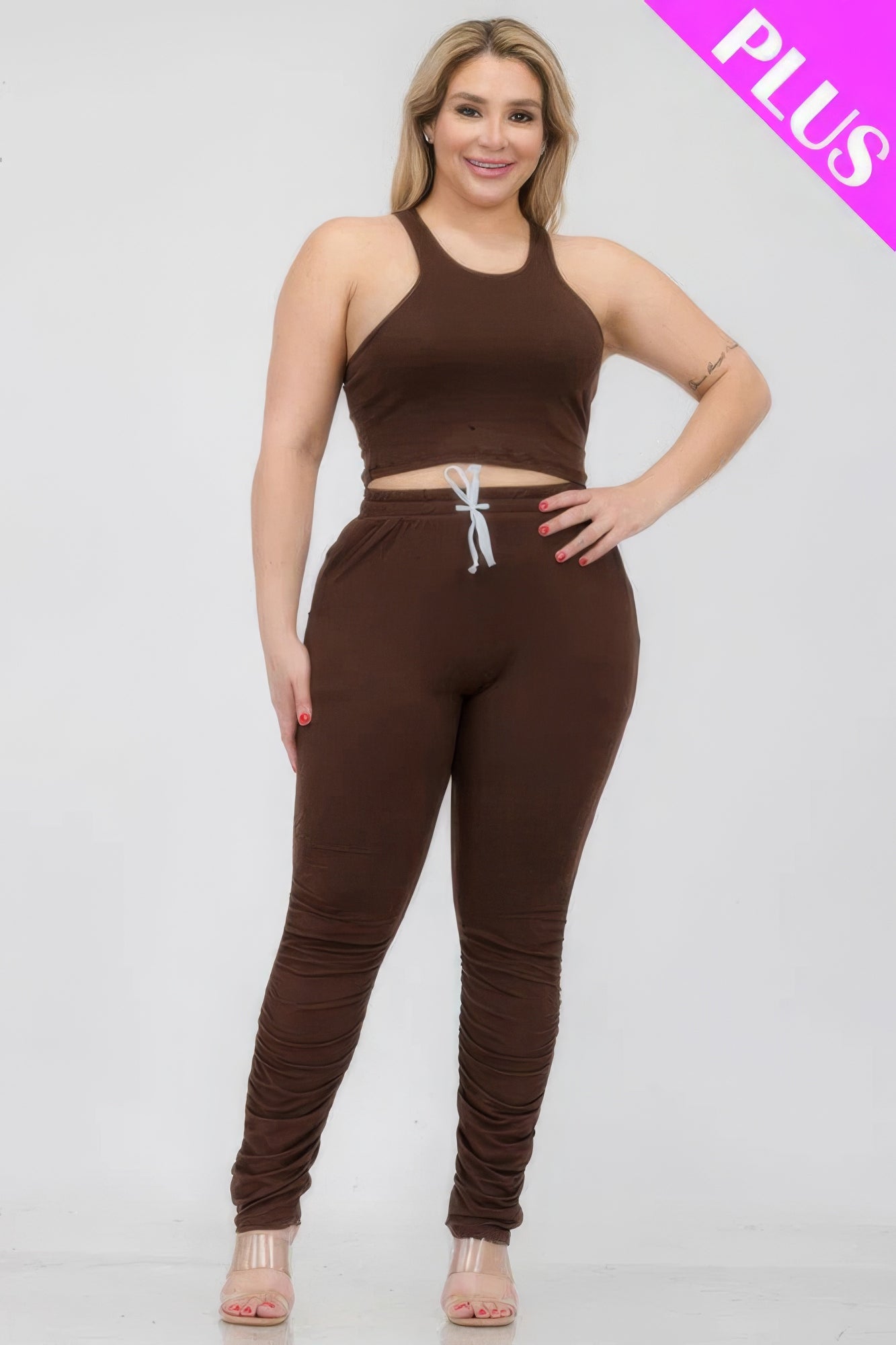 

Комплект из укороченного топа и брюк с рюшами размера плюс FASHNZFAB, цвет coffee