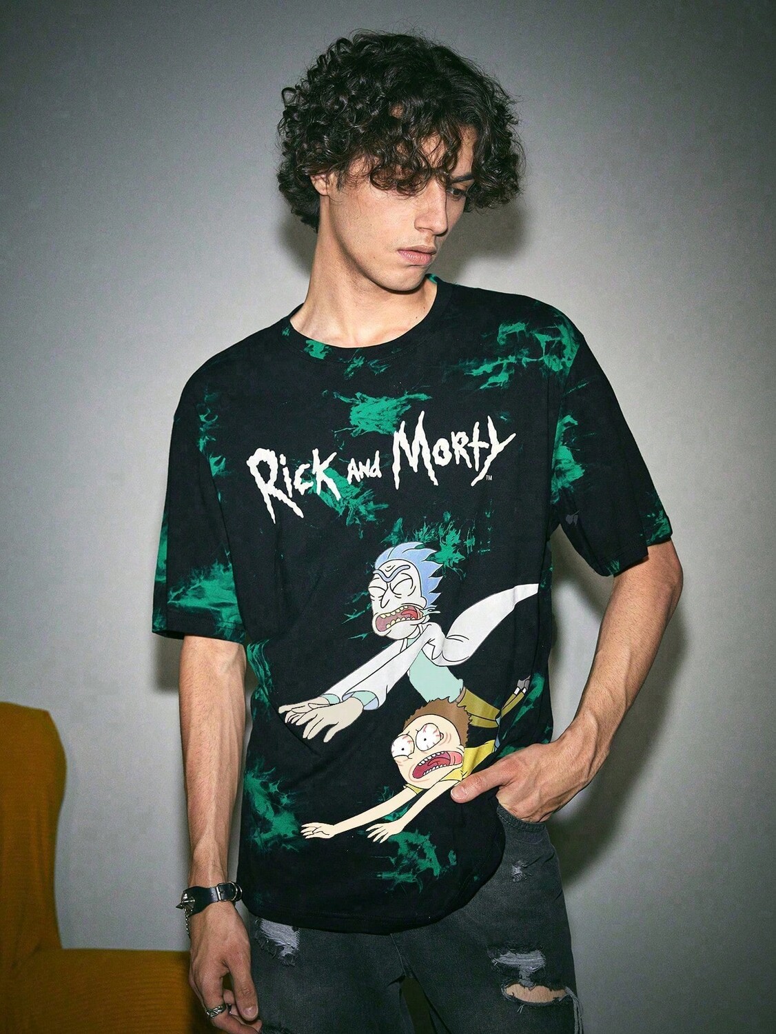 

Футболка мужская Romwe Tie Dye с мультяшным буквенным принтом, черный