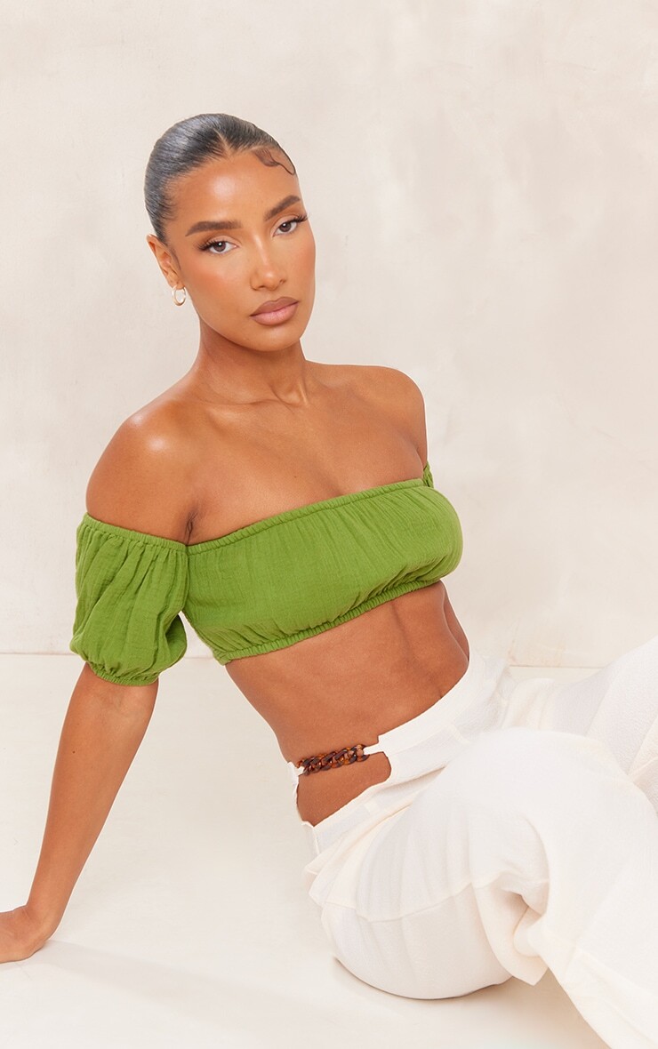 

PrettyLittleThing Оливковый укороченный топ с хлопковыми сборками и пышными рукавами