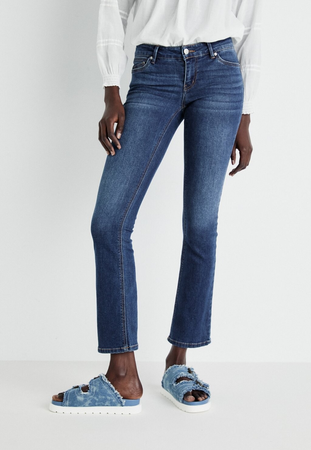 

Джинсы Bootcut VMSYLVIA Vero Moda, темно-синий деним